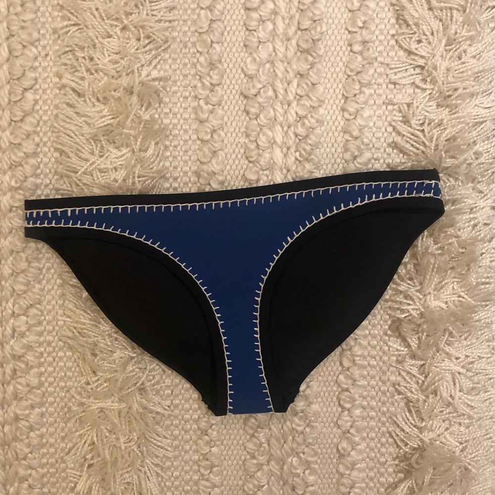 TRIANGLE Farrah Bikini Bottoms never been worn!